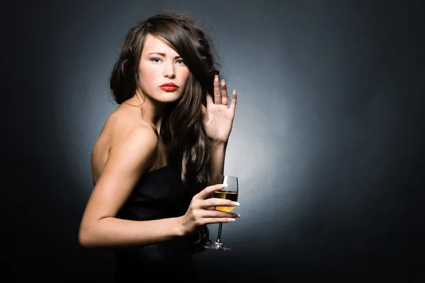 Belle femme sexy avec un verre de vin blanc — Photo
