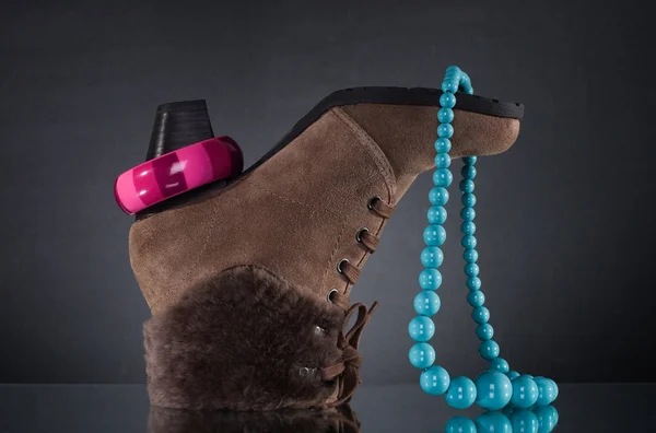 Зимняя женская обувь и ювелирные изделия . — стоковое фото