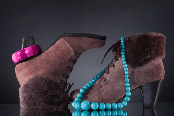 レディース冬の靴および宝石類. — ストック写真