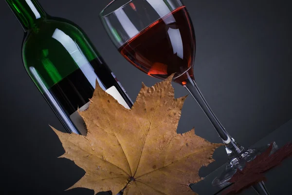 Kırmızı şarap ve cam şişe — Stok fotoğraf