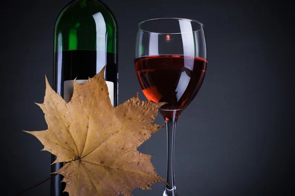 Láhev s červeným vínem a sklo — Stock fotografie