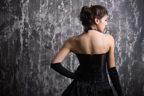 Schöne modische Frau im schwarzen Kleid. — Stockfoto
