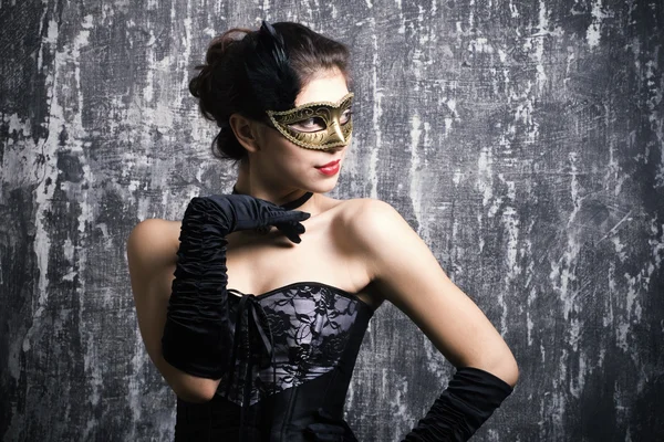 Gizemli bir maske içinde genç kız — Stok fotoğraf