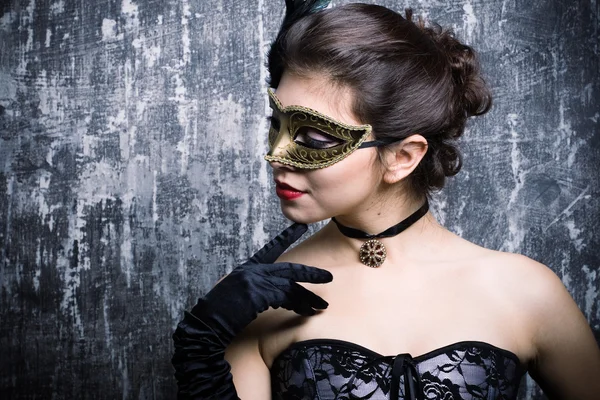 Gizemli bir maske içinde genç kız — Stok fotoğraf