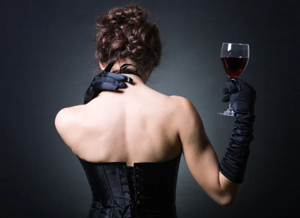 Mladé dámy se sklenicí červeného vína. — Stock fotografie