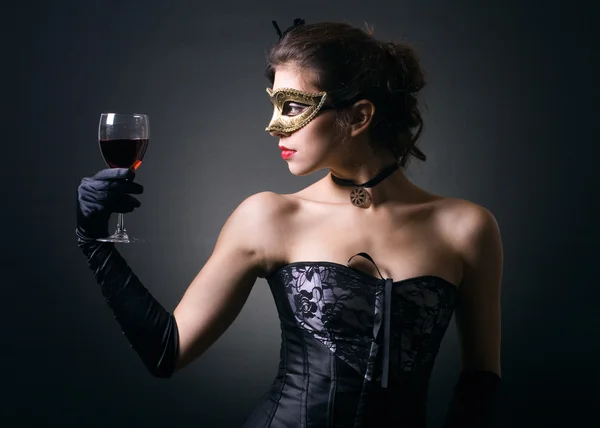 Jonge dames met een glas rode wijn. — Stockfoto