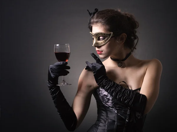 Señoritas con una copa de vino tinto . — Foto de Stock
