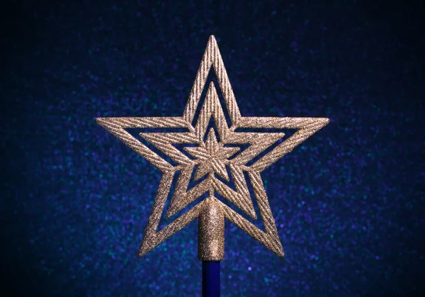 Natal estrela de ouro em um fundo azul . — Fotografia de Stock