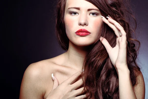 Mladá krásná žena s světlý make-up — Stock fotografie