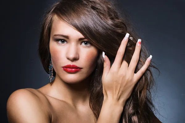 Ung vacker kvinna med ljusa makeup — Stockfoto