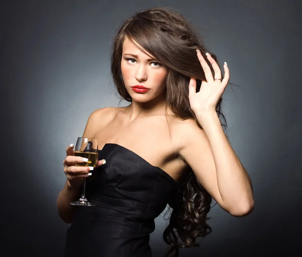 Szexi nő egy pohár fehér bor — Stock Fotó