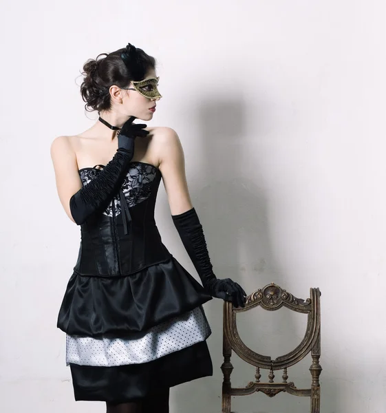 Eine elegante junge Frau in Verkleidung im Retro-Interieur. — Stockfoto