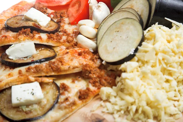 Pizza bakłażanem i pomidorami — Zdjęcie stockowe