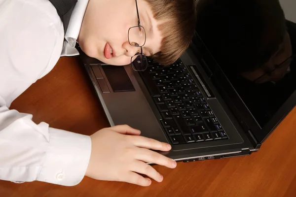 Αγόρι με υπολογιστή — Φωτογραφία Αρχείου