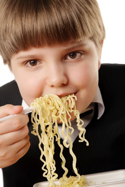 Chłopiec jedzenie makaron instant — Zdjęcie stockowe