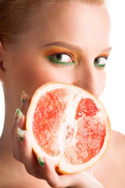 Женщина с грейпфрутом — стоковое фото