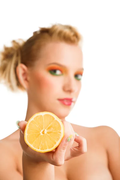 Vrouw bedrijf citroen — Stockfoto