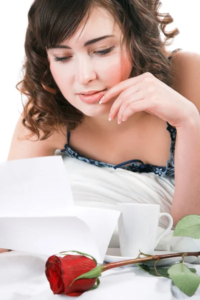 Žena čtení dopis — Stock fotografie