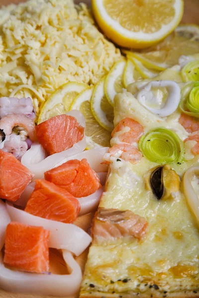 Seafood and pizza — Stock Photo, Image