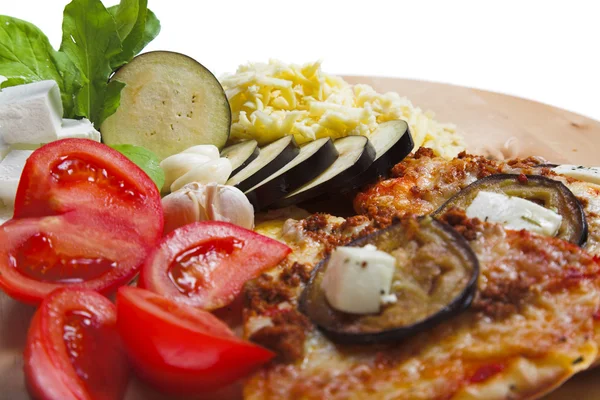 Pizza Auberginen und Tomaten — Stockfoto