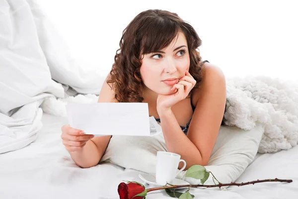 Woman reading letter — Stock Photo, Image