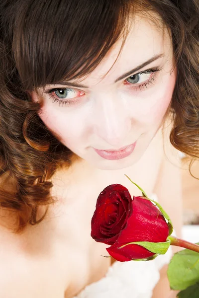 Žena držící růže — Stock fotografie
