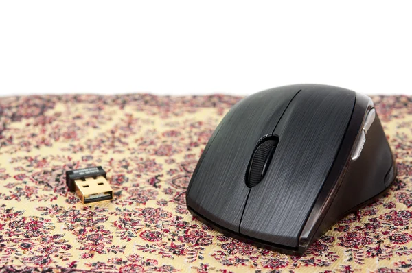 Компьютерная мышь на ковре — стоковое фото