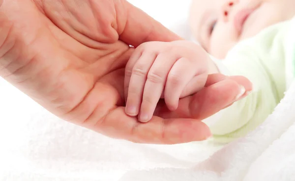 Hand in hand, een pasgeboren moeder — Stockfoto