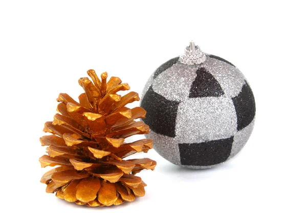 Bola de Natal e um cone de ouro — Fotografia de Stock