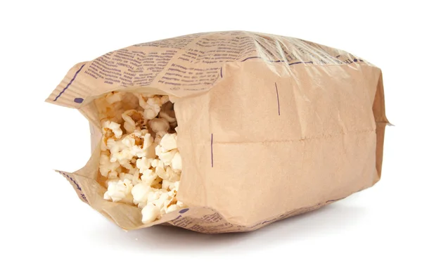 Попкорн в бумажном пакете — стоковое фото