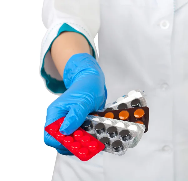 Таблетки в руке фармацевт — стоковое фото