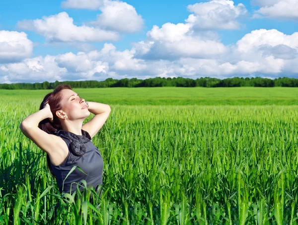 Jonge vrouw in het tarweveld — Stockfoto