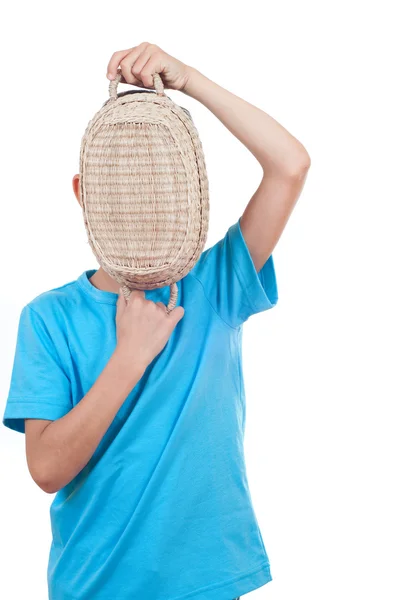 Chico jugando con una cesta — Foto de Stock