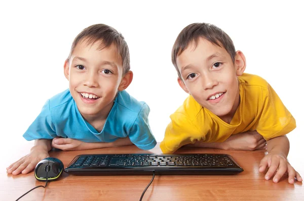 Twins with computer mouse and keyboard — Stock Photo, Image