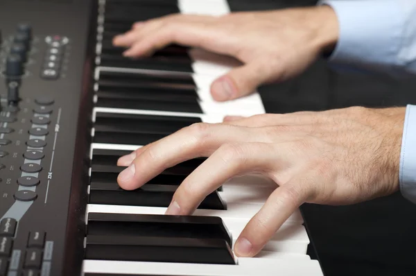Mužské ruce, hraje na klavír — Stock fotografie