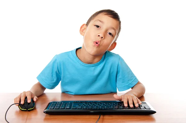 Αγόρι κάθεται μπροστά από τον υπολογιστή — Φωτογραφία Αρχείου
