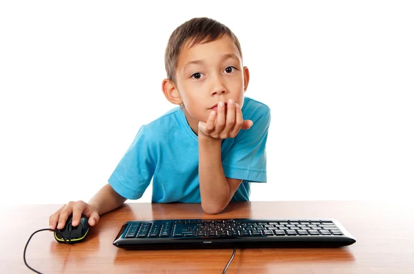 Хлопчик сидить перед комп'ютером — стокове фото