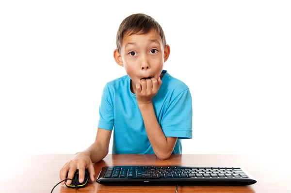 コンピューターの前に座っている少年 — ストック写真