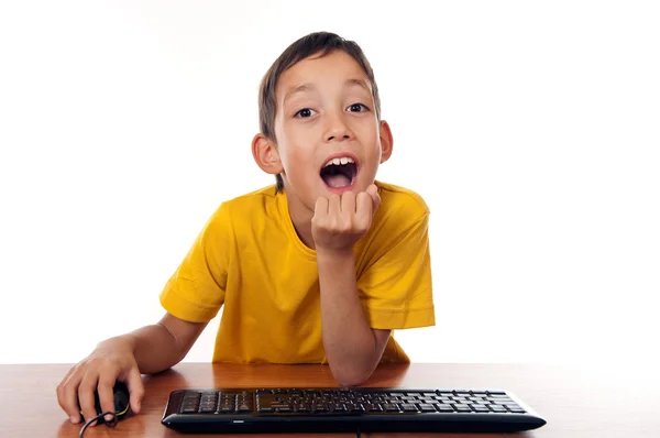 Хлопчик сидить перед комп'ютером — стокове фото
