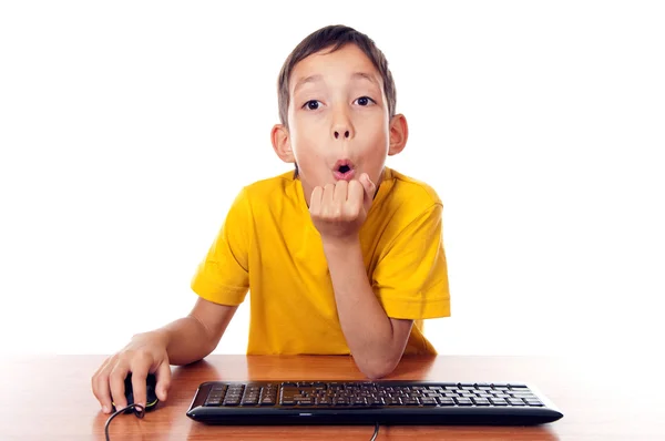 Niño sentado frente a la computadora — Foto de Stock