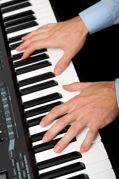 Mãos a tocar piano — Fotografia de Stock