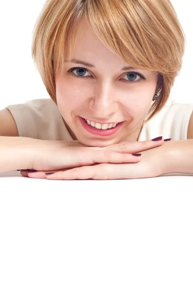 Retrato de uma menina sorridente com olhos azuis com espaço em cópia branco — Fotografia de Stock
