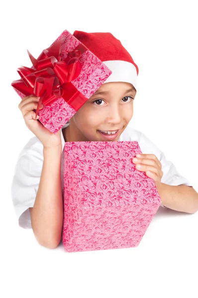 Menino de chapéu vermelho de natal segurando uma caixa de presente — Fotografia de Stock
