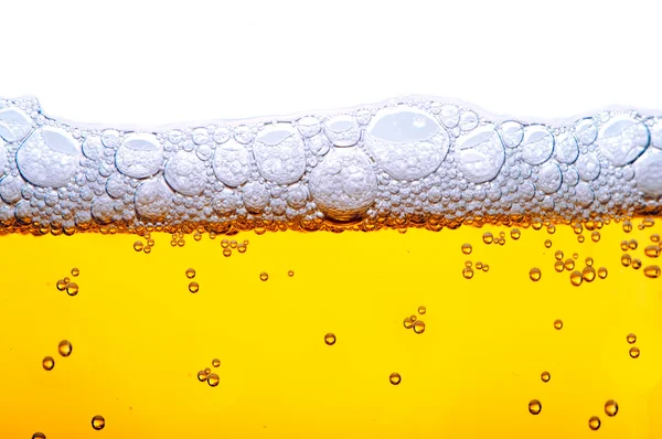 Жовте пиво з піною — стокове фото