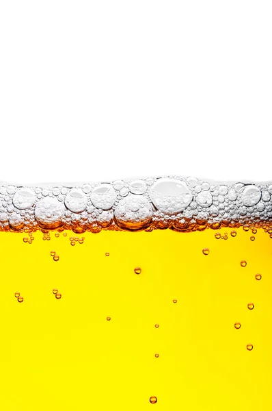Primer plano de cerveza amarilla con espuma y burbujas —  Fotos de Stock