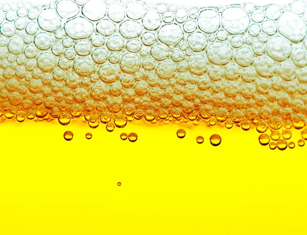 Żółty piwo z pianką i pęcherzyki — Zdjęcie stockowe
