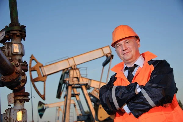 Μηχανικός σε ένα πεδίο πετρελαίου — Φωτογραφία Αρχείου