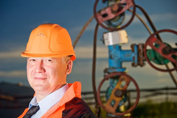 Ingeniero en un campo petrolero —  Fotos de Stock