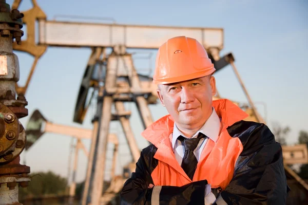 Engenheiro em um campo de petróleo — Fotografia de Stock