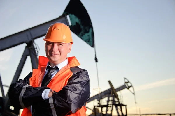 Inženýr v ropné pole — Stock fotografie